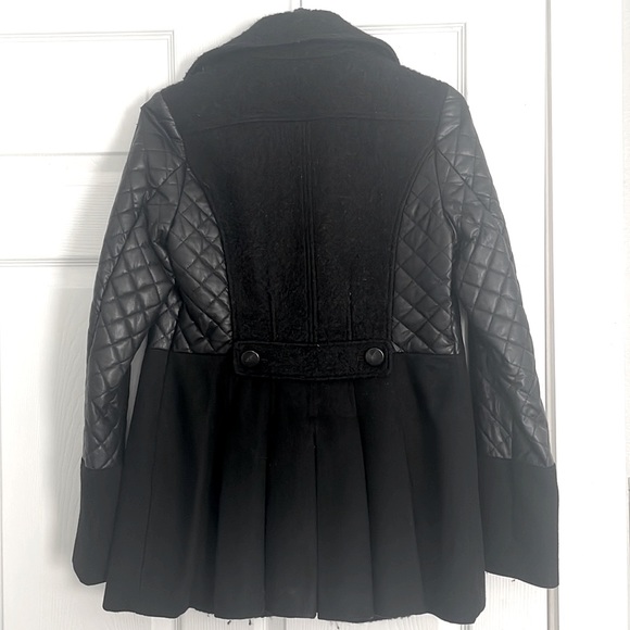 Laundry by Shelli Segal Black Wool peacoat with Leather sleeves. Zipper closure - Picture 4 of 4